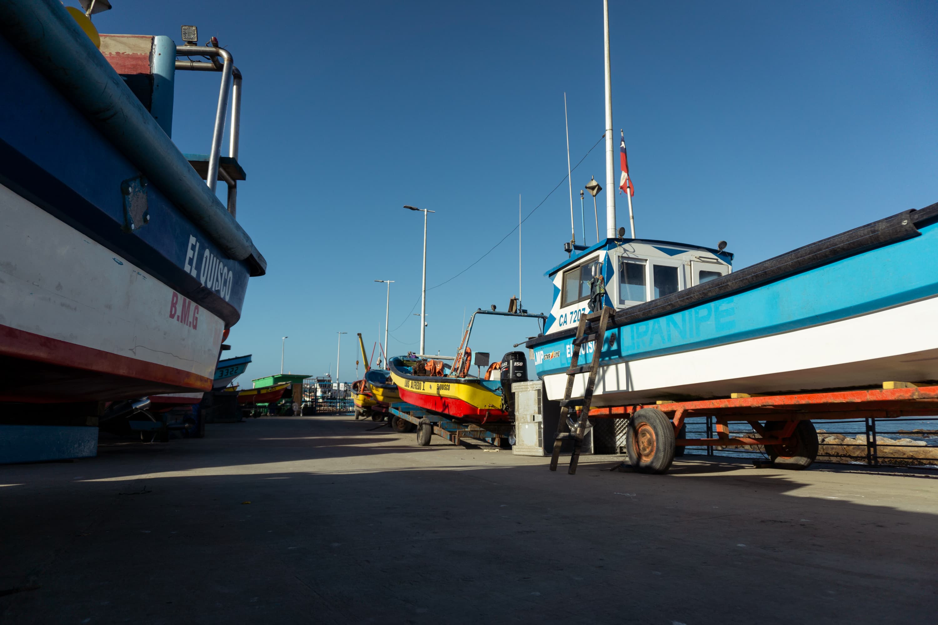 Botes en la caleta de pescadores de El Quisco.